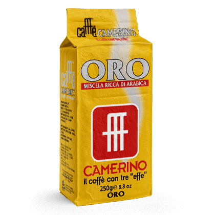 Product image of Caffè Camerino ORO 250g coffee pack, featuring a rich Arabica blend with floral notes and refined acidity. This balanced Italian coffee delivers smooth aroma, elegant flavor, and premium quality for an authentic espresso experience.Immagine del prodotto Caffè Camerino ORO confezione da 250g, caratterizzata da una ricca miscela di Arabica con note floreali e acidità raffinata. Questo caffè italiano equilibrato offre un aroma morbido, un gusto elegante e una qualità premium per un’autentica esperienza di espresso.