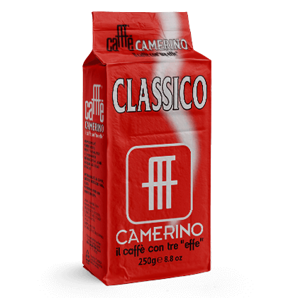 Product image of Caffè Camerino Classico 250g ground coffee, inspired by traditional Roman espresso. This bold Italian blend delivers a rich aroma, full flavor, and a smooth chocolatey finish for an authentic coffee experience. Immagine del prodotto Caffè Camerino Classico macinato 250g, ispirato alla tradizione dell’espresso romano. Questa miscela italiana dal carattere deciso offre un aroma ricco, un gusto pieno e un finale morbido con note di cioccolato, per un’autentica esperienza di caffè.