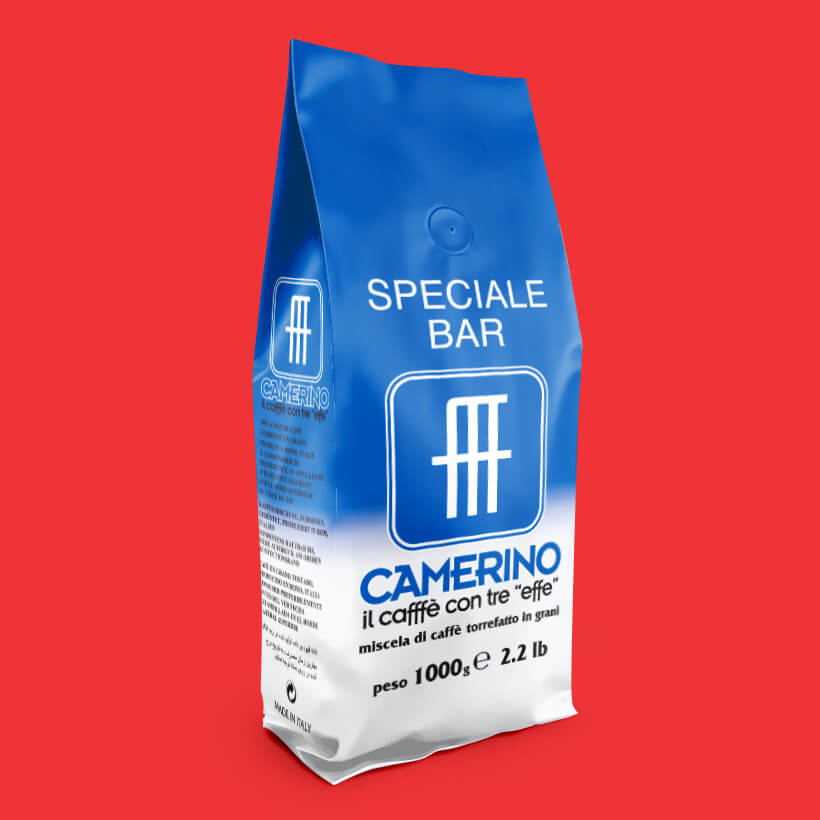 Promotional banner featuring Caffè Camerino Speciale Bar Blue whole espresso beans (1kg). Crafted to replicate the authentic Italian bar experience, this premium blend delivers a refined aromatic profile, balanced flavor, and a persistent crema for professional-quality espresso.Banner promozionale che presenta Caffè Camerino Speciale Bar Blue in grani (1 kg). Realizzata per replicare l’autentica esperienza del bar italiano, questa miscela premium offre un profilo aromatico raffinato, un gusto equilibrato e una crema persistente per un espresso di qualità professionale.